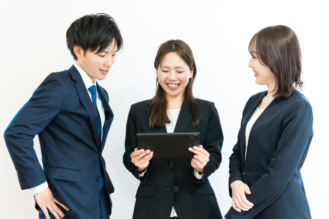 働く女性2人と男性